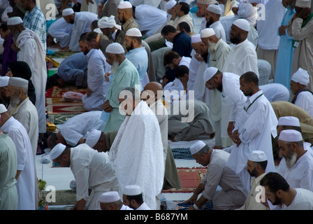 Pellegrini offrendo loro le preghiere individuali prima della preghiera congregazionale Makkah Arabia Saudita Foto Stock