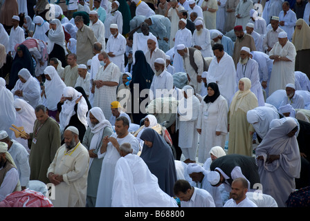 Pellegrini offrendo loro le preghiere individuali prima della preghiera congregazionale durante il hajj Mecca Arabia Saudita Foto Stock