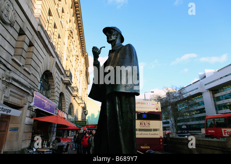 Regno Unito London Marylebone Road una statua di Sherlock Holmes al di fuori la stazione della metropolitana di Baker street Foto Stock