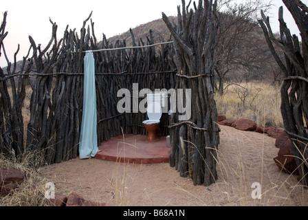 La bussola loo con una vista presso la Fondazione Africat campeggio l'Okonjima Namibia Foto Stock