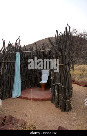 La bussola loo con una vista presso la Fondazione Africat campeggio l'Okonjima Namibia Foto Stock