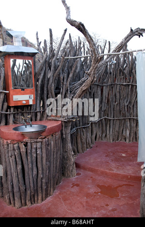 Bussola doccia presso la Fondazione Africat campeggio, l'Okonjima, Namibia Foto Stock