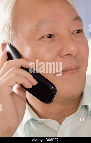 Close-up di un uomo maturo a parlare su un telefono mobile Foto Stock