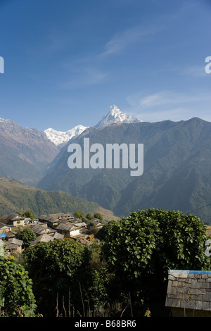 Coda di pesce dalla montagna sopra il villaggio Ghandruk nella catena Hannapurna, Himalaya, Nepal Foto Stock