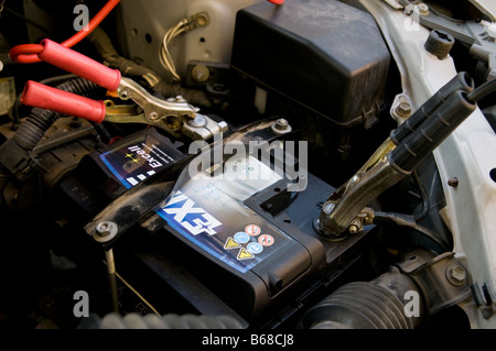 Batteria auto con i cavi ad esso collegati per la ricarica Foto Stock