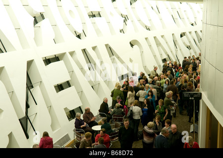 Il pubblico la fresatura nel foyer del Wales Millennium Centre durante l'intervallo di una performance Cardiff Wales UK Foto Stock