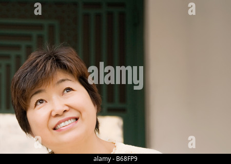 Close-up di una donna matura sogno ad occhi aperti Foto Stock