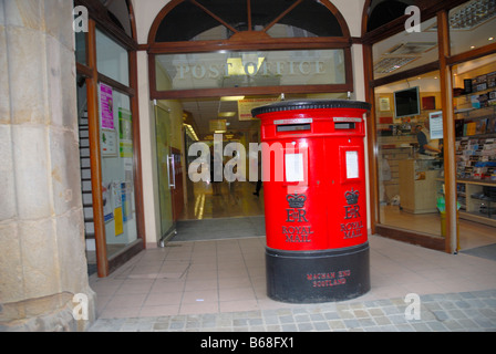 Postbox rosso nell'ufficio postale principale di Gibilterra che mostra i loro legami con la Gran Bretagna Foto Stock
