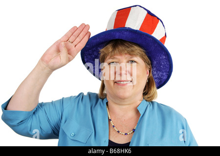 Moglie di un noi veterani militari che indossa un cappello patriottica e dando un saluto isolato su bianco Foto Stock