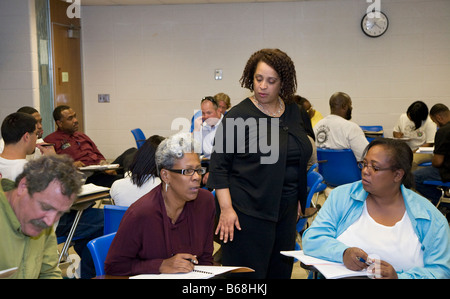 Detroit Michigan Gayle Hamilton insegna una manodopera classe studi per adulti i membri dell'Unione presso la Wayne State University Foto Stock