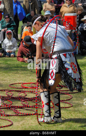 Prima Nazione hoop dancer effettuando al 2008 David Thompson celebrazione del bicentenario a Fort Saskatchewan Alberta Canada Foto Stock