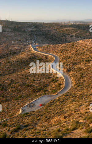 Autostrada avvolgimento attraverso una montagna. Agadir, Marocco. Foto Stock