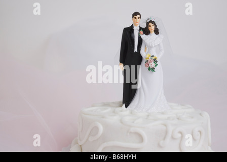 Sposa e lo sposo figurine sulla torta nuziale Foto Stock