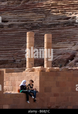 Relax presso l'anfiteatro, Petra, Giordania Foto Stock