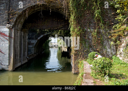 Il pescatore a pesca di Panmen terra e acqua porta d'ingresso alla antica città murata oltre il fossato di protezione Foto Stock