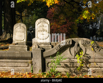 Vecchie lapidi usurata al Mount Hope Cemetery in Rochester, NY USA. Foto Stock