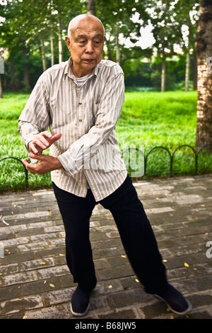 Senior man praticando il kung fu e il Tempio del Paradiso, Pechino, Cina Foto Stock