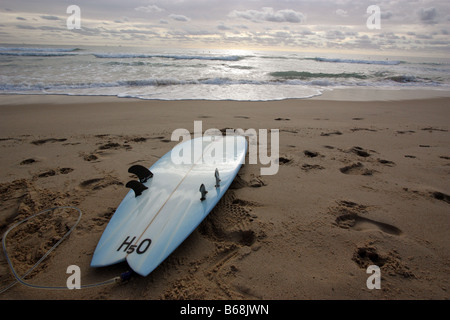 Un Lone tavola da surf su una spiaggia ampia vista orizzontale, BDA11329 Foto Stock