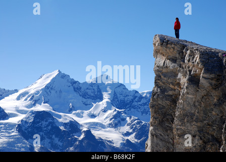 Escursionista su Barrhorn con montagne Mischabel Alpi del Vallese Svizzera Foto Stock