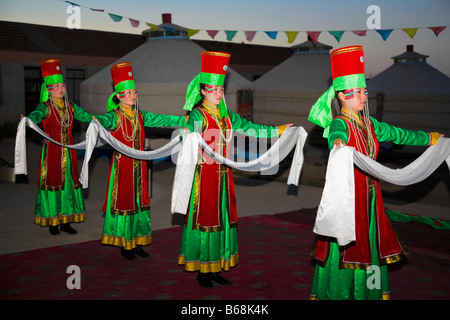 Quattro giovani donne che danzano, Mongolia Interna, Cina Foto Stock