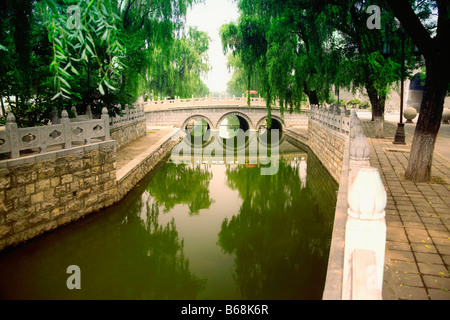 Ponte attraverso un canale, Qufu, Provincia di Shandong, Cina Foto Stock