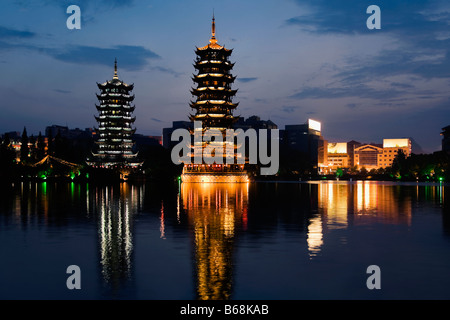 Pagode al Waterfront, Sole e Luna Pagoda, Banyan Lake, Guilin, provincia di Guangxi, Cina Foto Stock