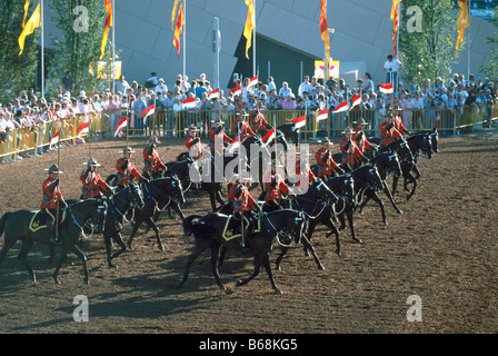L'(GRC) Royal Canadian polizia montata eseguendo il loro famoso musical Ride in British Columbia Canada Foto Stock