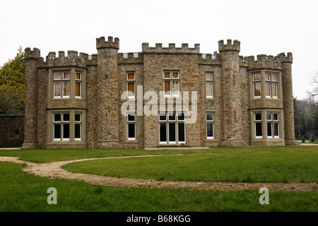 Il castello di Clyne, visto da Clyne giardini, Swansea, West Glamorgan, South Wales, Regno Unito Foto Stock