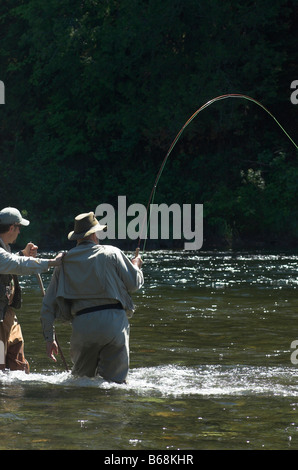 Un pescatore di salmoni in azione Foto Stock