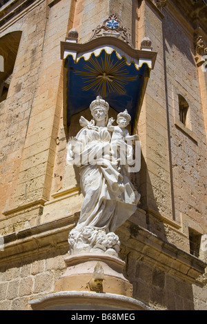 Statua al di fuori del convento carmelitano, noto anche come Nostra Signora del Monte Carmelo, la città medievale di Mdina, Malta Foto Stock