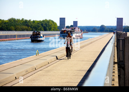 Il ponte di acqua del canale Mittellandkanal attraversa il fiume Elba Foto Stock