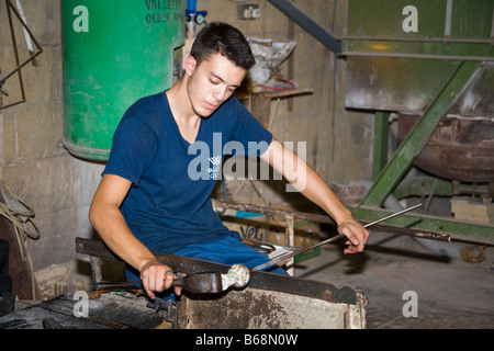 Soffiatore di vetro fabbricazione di un ornamento di vetro, Valletta Fabbrica del Vetro, Ta' Qali villaggio artigianale, Malta Foto Stock