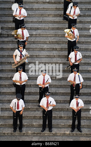 Una banda di ottoni per il festival di St Andrew sui gradini di Sant' Andrea nella Cattedrale di Amalfi, Campani, Italia Foto Stock