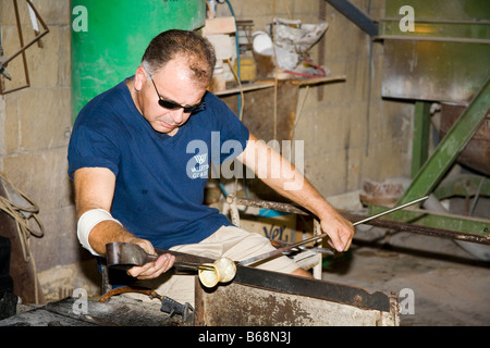 Soffiatore di vetro fabbricazione di un ornamento di vetro, Valletta Fabbrica del Vetro, Ta' Qali villaggio artigianale, Malta Foto Stock