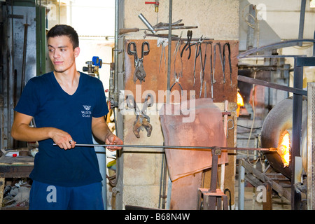 Soffiatore di vetro fabbricazione di un ornamento di vetro, Valletta Fabbrica del Vetro, Ta' Qali villaggio artigianale, Malta Foto Stock