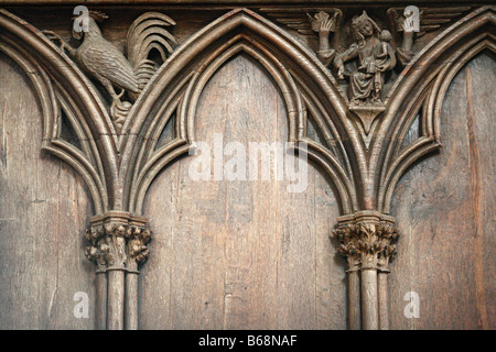 Antiche sculture in legno su cori, Saint Pierre cattedrale, Poitiers, Poitou, Francia Foto Stock