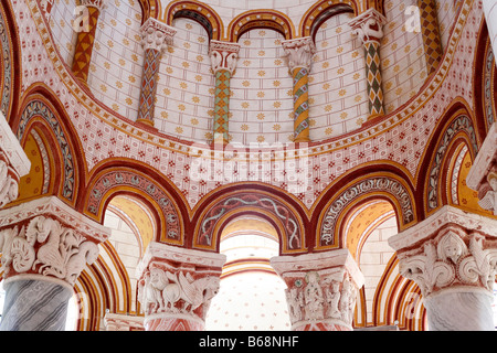 Scultura romanica sui capitelli delle colonne, chiesa di Saint Pierre (11-12 secoli), Chauvigny, Poitou, Francia Foto Stock