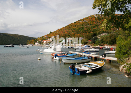 Kroatien Croazia Europa europea porto porto navi barche esterni giorno luce diurna mediterraneo barche da pesca porto bo Foto Stock