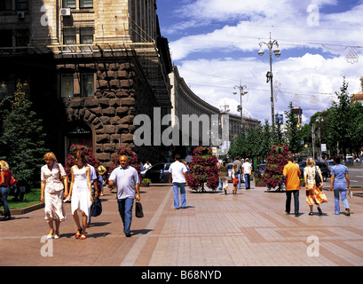 Persone che camminano in Khreschatyk Street nel centro di Kiev, Ucraina Foto Stock