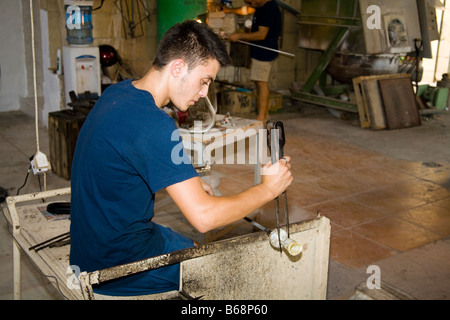 Soffiatore di vetro fabbricazione di un ornamento di vetro, Valletta Fabbrica del Vetro, Ta' Qali villaggio artigianale, Malta Foto Stock