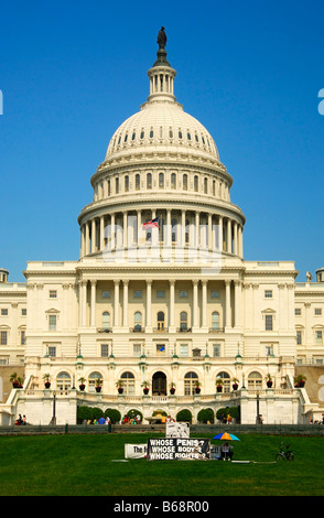 L'azione di protesta contro il maschio le mutilazioni genitali attraverso la circoncisione in parte anteriore del Campidoglio degli Stati Uniti Washington DC USA Foto Stock