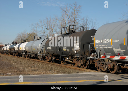 Treno merci con tanker auto che attraversano zone rurali dello stato di NY, STATI UNITI D'AMERICA. Foto Stock