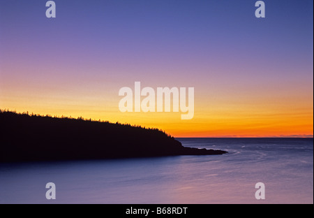 Penisola rocciosa fette in Oceano Atlantico prima del sorgere del sole Parco Nazionale di Acadia nel Maine USA Foto Stock