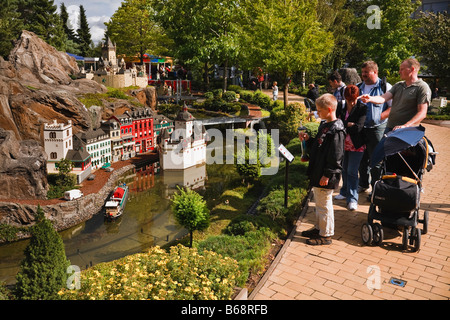 Legoland, Danimarca: famiglia guardando un modello di Lego di Castello Phalz vicino a Kaub nella Valle del Reno Foto Stock