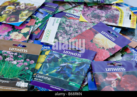 Molti fiori e delle sementi di ortaggi pacchetti pronti per essere aperti e semina Foto Stock