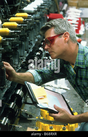 Ispettore presso l'industria tessile, Pennsylvania, USA 1996 Foto Stock