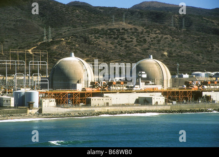 San Onofre centrale nucleare nei pressi di San Clemente, California, Stati Uniti d'America come visto da un elicottero oltre oceano Pacifico accanto alla pianta. Foto Stock