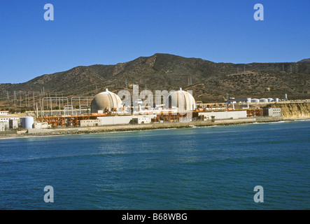 San Onofre centrale nucleare nei pressi di San Clemente, California, Stati Uniti d'America come visto da un elicottero oltre oceano Pacifico accanto alla pianta. Foto Stock