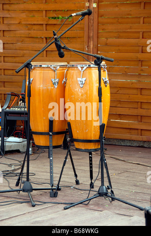 Due bongos in legno e pelle Foto Stock