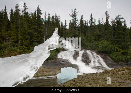 Stati Uniti d'America Alaska Tongass National Forest Tracy braccio terrore di guadi deserto Iceberg dal ghiacciaio Dawes rimaste bloccate dalla cascata Foto Stock